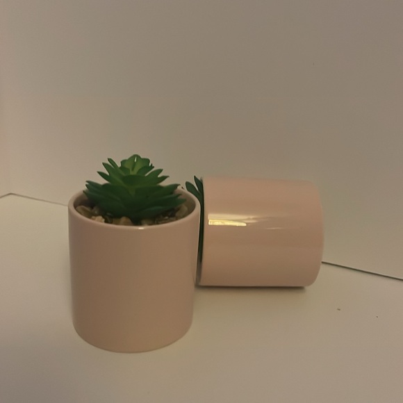 Everyday set of two artificial potted mini planters. Light pink pot with stones - Picture 9 of 17